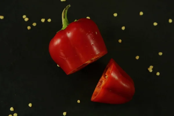 Siyah arkaplanda kırmızı biber
