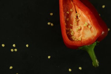 Siyah arkaplanda kırmızı biber