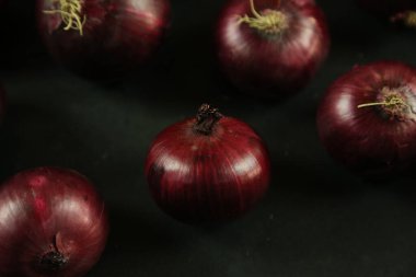 tatlı kırmızı soğanlar arka planda