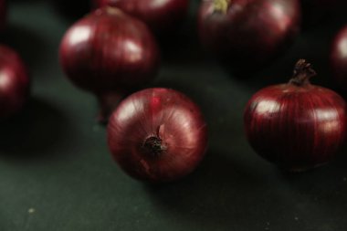 tatlı kırmızı soğanlar arka planda