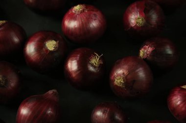 tatlı kırmızı soğanlar arka planda