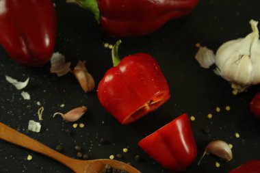 Siyah arkaplanda kırmızı biber