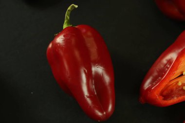 Siyah arkaplanda kırmızı biber