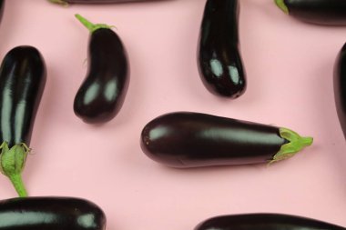 Patlıcan, beyaz üzerine izole edilmiş. Projen için kaliteli fotoğraf.