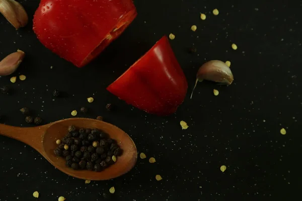 Siyah arkaplanda kırmızı biber