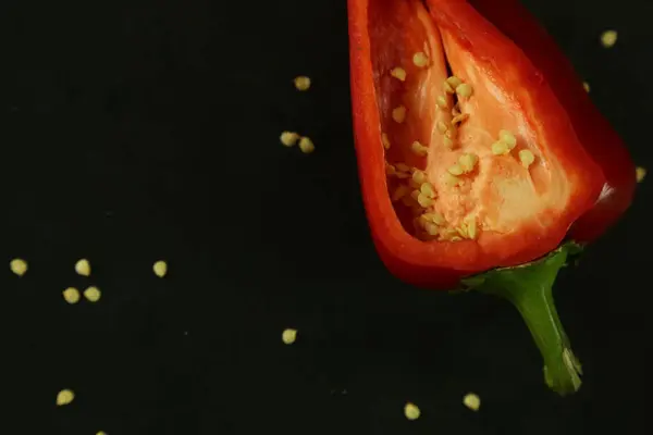 Siyah arkaplanda kırmızı biber