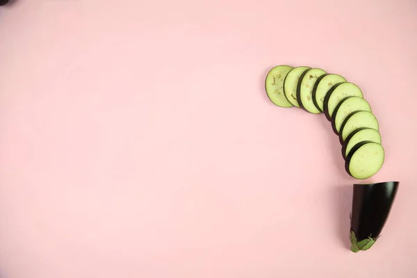 Patlıcan, beyaz üzerine izole edilmiş. Projen için kaliteli fotoğraf.