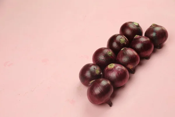 Cebollas rojas dulces en el fondo — Foto de Stock