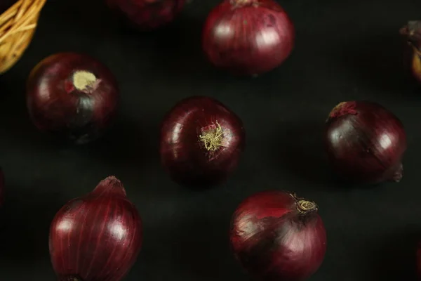 Süße rote Zwiebeln auf Hintergrund — Stockfoto