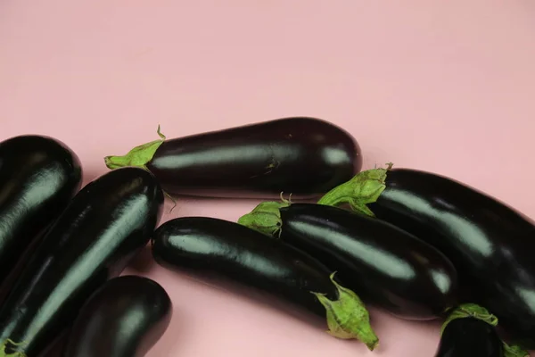 Patlıcan, beyaz üzerine izole edilmiş. Projen için kaliteli fotoğraf.