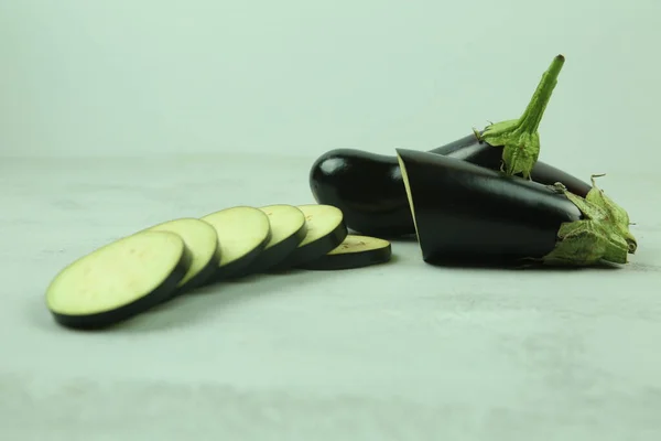 Patlıcan, beyaz üzerine izole edilmiş. Projen için kaliteli fotoğraf.