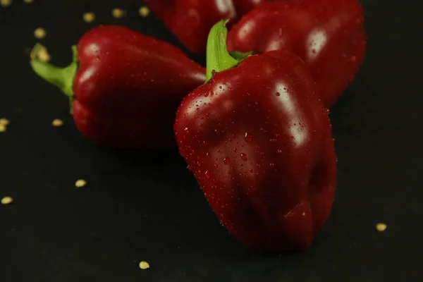 Siyah arkaplanda kırmızı biber