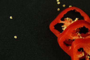 Siyah arkaplanda kırmızı biber