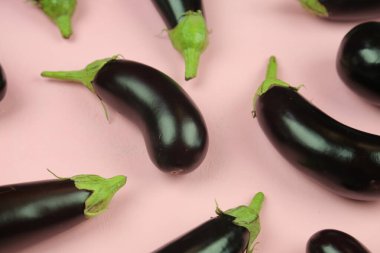 Patlıcan, beyaz üzerine izole edilmiş. Projen için kaliteli fotoğraf.