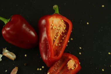Siyah arkaplanda kırmızı biber