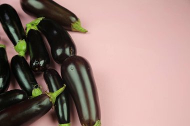 Patlıcan, beyaz üzerine izole edilmiş. Projen için kaliteli fotoğraf.