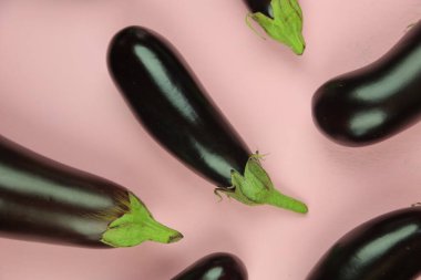 Patlıcan, beyaz üzerine izole edilmiş. Projen için kaliteli fotoğraf.