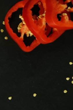 Siyah arkaplanda kırmızı biber