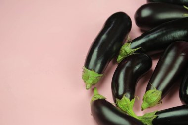 Patlıcan, beyaz üzerine izole edilmiş. Projen için kaliteli fotoğraf.