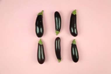 Patlıcan, beyaz üzerine izole edilmiş. Projen için kaliteli fotoğraf.