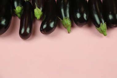 Patlıcan, beyaz üzerine izole edilmiş. Projen için kaliteli fotoğraf.