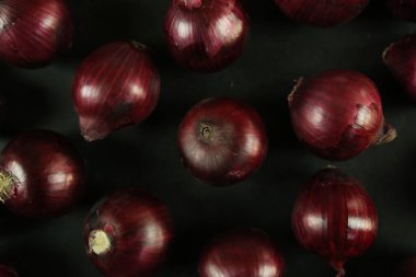 tatlı kırmızı soğanlar arka planda