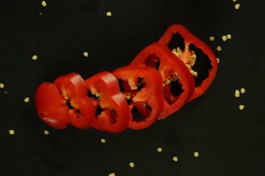 Siyah arkaplanda kırmızı biber