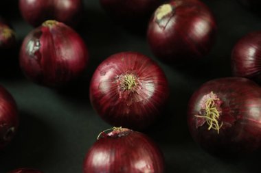 tatlı kırmızı soğanlar arka planda