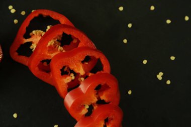 Siyah arkaplanda kırmızı biber