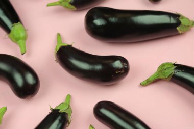 Patlıcan, beyaz üzerine izole edilmiş. Projen için kaliteli fotoğraf.