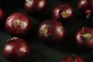 tatlı kırmızı soğanlar arka planda