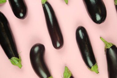 Patlıcan, beyaz üzerine izole edilmiş. Projen için kaliteli fotoğraf.