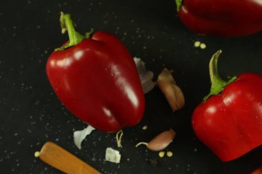 Siyah arkaplanda kırmızı biber