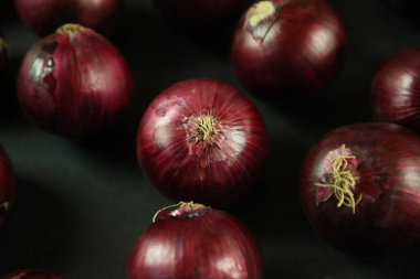 tatlı kırmızı soğanlar arka planda