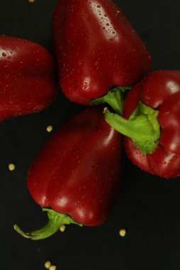 Siyah arkaplanda kırmızı biber