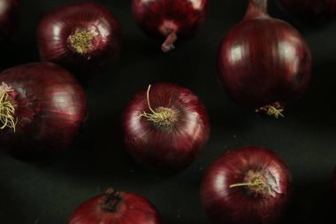 tatlı kırmızı soğanlar arka planda