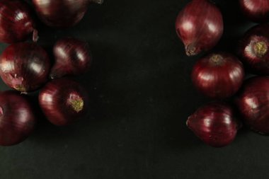 tatlı kırmızı soğanlar arka planda