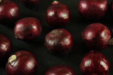 tatlı kırmızı soğanlar arka planda