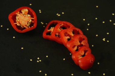 Siyah arkaplanda kırmızı biber