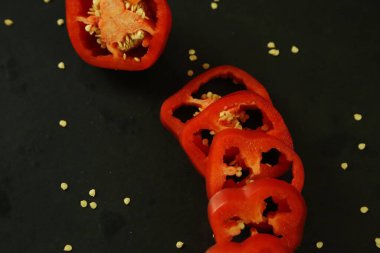 Siyah arkaplanda kırmızı biber