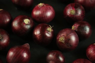 tatlı kırmızı soğanlar arka planda