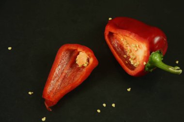 Siyah arkaplanda kırmızı biber