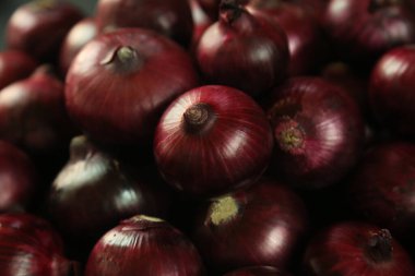 tatlı kırmızı soğanlar arka planda