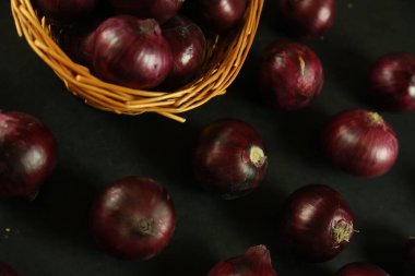 tatlı kırmızı soğanlar arka planda