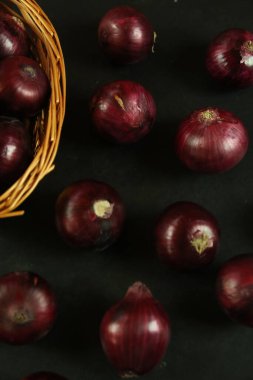 tatlı kırmızı soğanlar arka planda