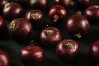 tatlı kırmızı soğanlar arka planda