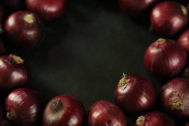 tatlı kırmızı soğanlar arka planda