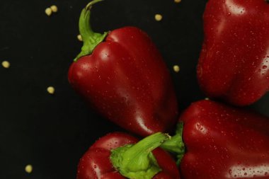 Siyah arkaplanda kırmızı biber