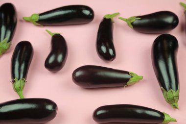 Patlıcan, beyaz üzerine izole edilmiş. Projen için kaliteli fotoğraf.