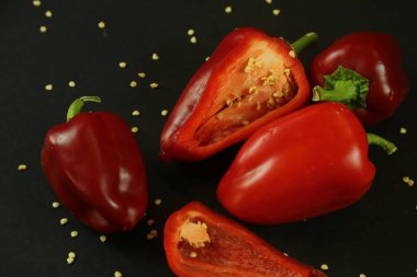 Siyah arkaplanda kırmızı biber